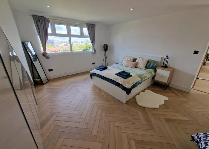 Loft Apartment With Skyline Views Of Canary Wharf