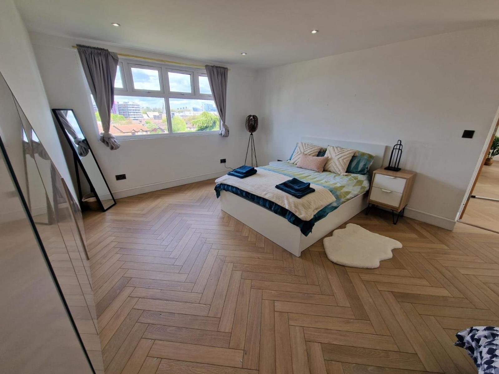 Loft With Skyline Views Of Canary Wharf