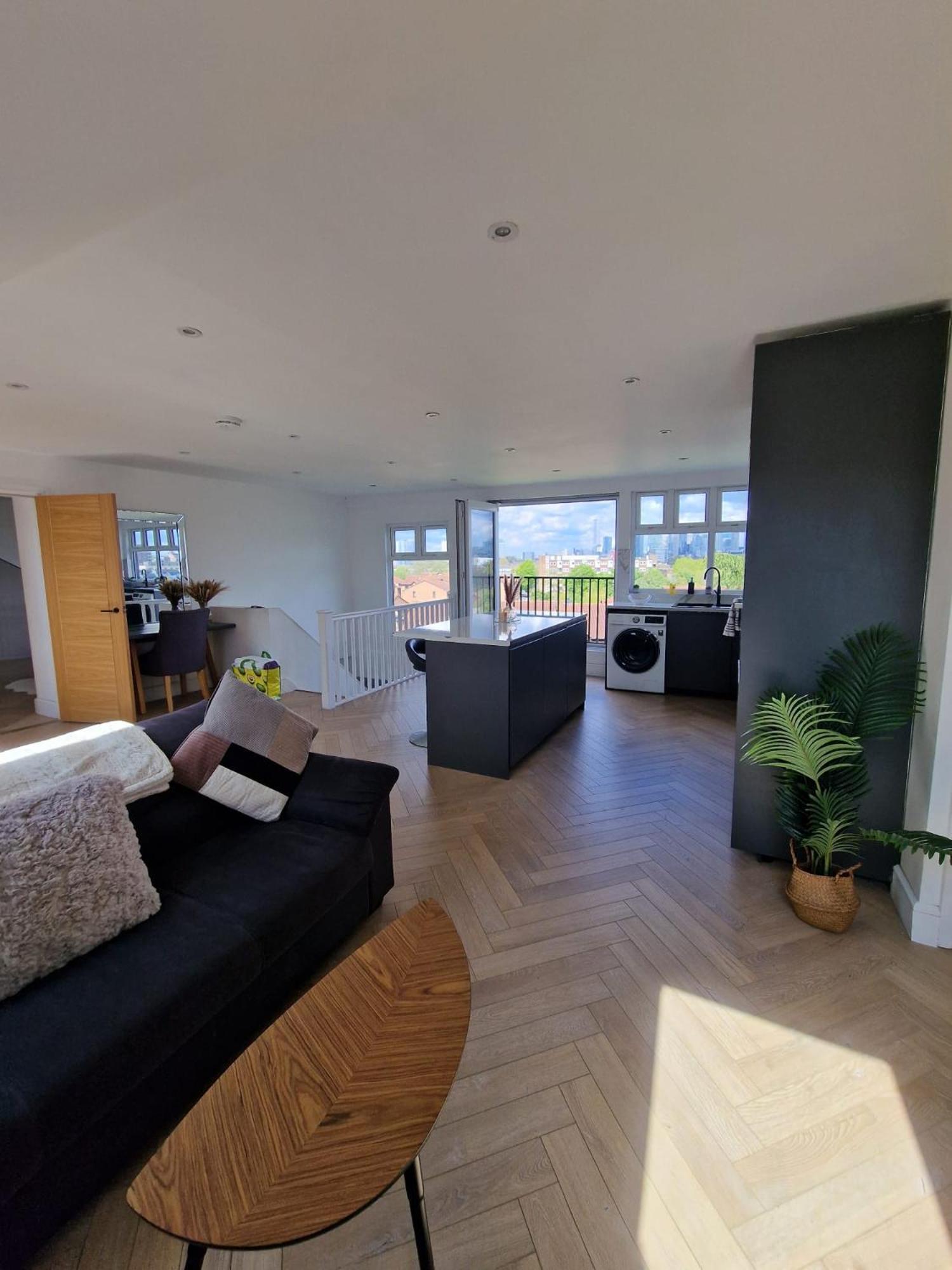 Loft With Skyline Views Of Canary Wharf